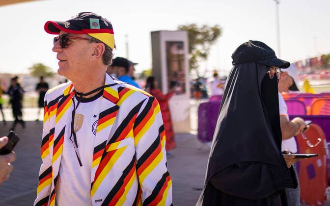 Doha, Qatar. 23rd Nov, 2022. Deutschland Fan neben verschleierter Frau Germany - Japan World Cup 2022 in Qatar 23.11.2022 Credit: Moritz Müller *** Doha, Qatar 23rd Nov, 2022 Germany fan next to veiled woman Germany Japan World Cup 2022 in Qatar 23 11 2022 Credit Moritz Müller
