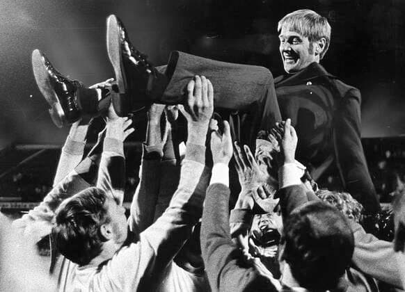 ARKIV -1970 Förbundskapten Orvar Bergmark hissas av landslagsspelarna efter seger 1-0 mot Irland pa Rasunda. STOCKHOLM SVERIGE x23x Copyright: xFOLKExHELLBERGx ORVAR BERGMARK
