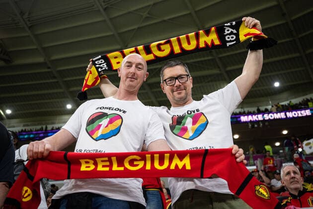 221123 Two Belgian fans with One Love t-shirts ahead of the FIFA World Cup, WM, Weltmeisterschaft, Fussball 2022 football match between Belgium and Canada on November 23, 2022 in Doha. Photo: Joel Marklund BILDBYRAN kod JM JM0385 bbeng fotboll football soccer fotball vm fotbolls-vm fotball-vm fotbolls-vm 2022 fifa world cup 2022 belgien belgium kanada canada lgbtq Copyright: JOELxMARKLUND BB221123JM102