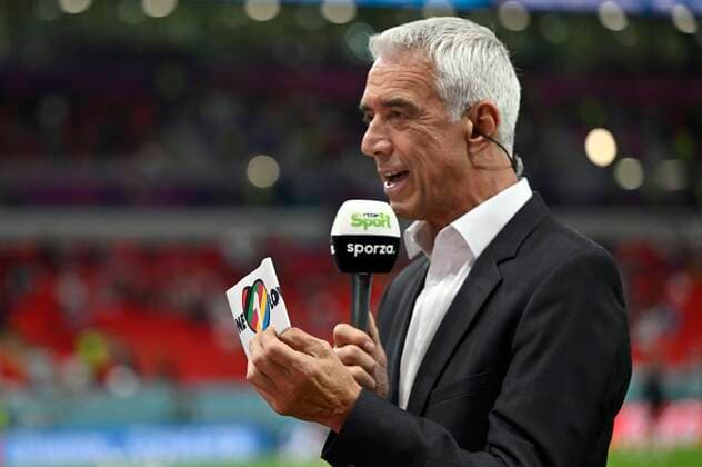 DOHA, QATAR - NOVEMBER 23 : Deprez Pierre (RTBF) with the armband Â« one love Â» during the FIFA World Cup, WM, Weltmeisterschaft, Fussball Qatar 2022 Groupe F match between Belgium and Canada at the Ahmad Bin Ali Stadium on November 23, 2022 in Doha, Qatar, 23 11 2022 ( Belgium v Canada - FIFA World Cup Qatar 2022 PhotoNews Panoramic 