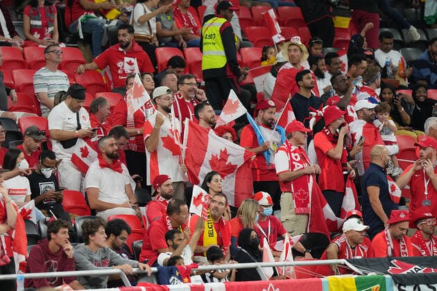 QAT, WM FIFA 2022, Group F, Belgien vs Kanada 23.11.2022, Khalifa International Stadium, Doha, QAT, WM FIFA 2022, Group F, Belgien vs Kanada, im Bild Fans der kanadischen Mannschaft auf den Tribünen..