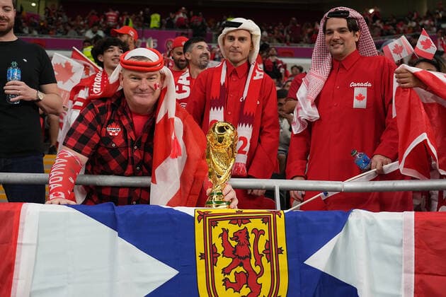 QAT, WM FIFA 2022, Group F, Belgien vs Kanada 23.11.2022, Khalifa International Stadium, Doha, QAT, WM FIFA 2022, Group F, Belgien vs Kanada, im Bild Fans der kanadischen Mannschaft auf den Tribünen..