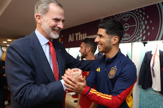 Sport Themen der Woche KW47 Sport Bilder des Tages Spain s King Felipe VI (L) congratulates Spain s players following Qatar s World Cup 2022 soccer match between Spain and Costar Rica held at Al Thumama Stadium, in Doha (Qatar). Spain vs. Costa Rica !ACHTUNG: NUR REDAKTIONELLE NUTZUNG!  Copyright: xBallesterosx EVE759 20221123-24ec4aad7806e0cedbd6b2d38caf396c4c8d0afc