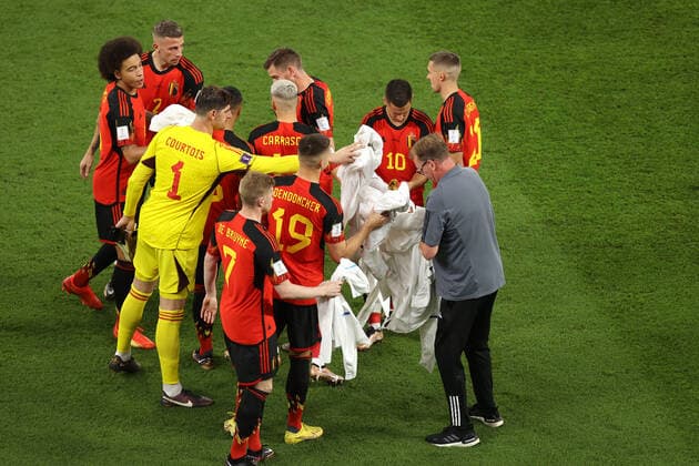 Sport Bilder des Tages Belgium v Canada : FIFA World Cup, WM, Weltmeisterschaft, Fussball 23 November 2022, Doha, Qatar - FIFA World Cup - Group F - Belgium v Canada - The Belgian players hand in their track tops to a member of staff - Photo: Charlotte Wilson Offside. Doha Qatar Copyright: xCharlottexWilsonx xOffsidexOffside