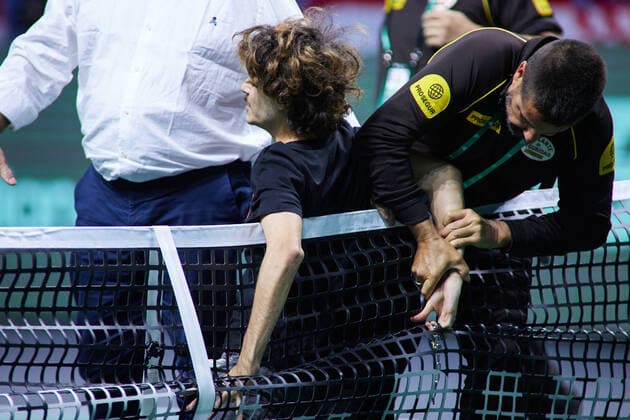 Sport Themen der Woche KW47 Sport Bilder des Tages November 23, 2022, MALAGA, MADRID, SPAIN: Activist in defense of the Environment is arrested for jumping into the curt during the match between Roberto Bautista Agut of Spain and Borna Coric of Croatia during the first tennis match from Davis Cup Finals 2022, Quarter-Finals round, played between Croatia and Spain at Palacio de Deportes Martin Carpena pavilion on november 23, 2022, in Malaga, Spain. MALAGA SPAIN - ZUMAa181 20221123_zaa_a181_053 Copyright: xJoaquinxCorcherox