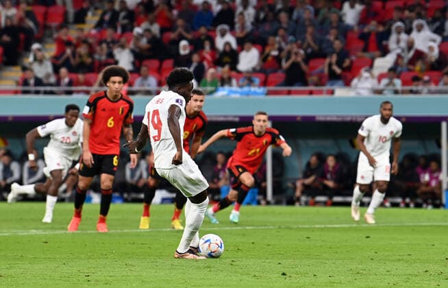 Fussball, Herren, Saison 2022 23, WM in Katar, Gruppe F (1. Spieltag), Belgien - Kanada im Ahmed bin Ali Stadium in Ar-Rayyan, Alphonso Davies (Kanada) scheitert vom Elfmeterpunkt an Torhüter Thibaut Courtois (Belgien), 23.11. 2022, Copyright: xMatthiasxKochx