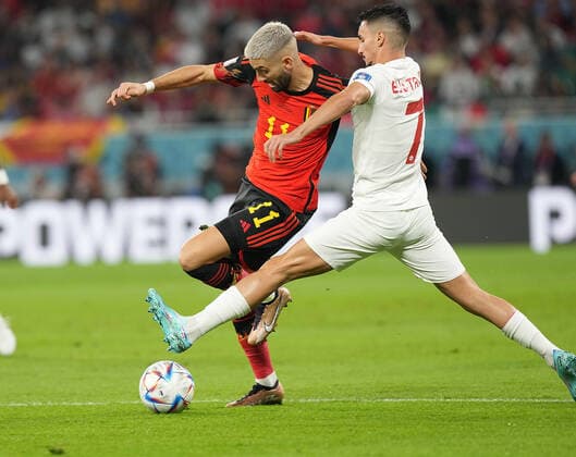 QAT, WM FIFA 2022, Group F, Belgien vs Kanada 23.11.2022, Khalifa International Stadium, Doha, QAT, WM FIFA 2022, Group F, Belgien vs Kanada, im Bild Belgium s midfielder Yannick Carrasco , Canada s midfielder Stephen Eustaquio .