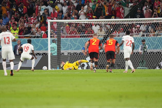 QAT, WM FIFA 2022, Group F, Belgien vs Kanada 23.11.2022, Khalifa International Stadium, Doha, QAT, WM FIFA 2022, Group F, Belgien vs Kanada, im Bild Belgium s goalkeeper Thibaut Courtois hält den Elfmeter von Canada s forward Alphonso Davies .