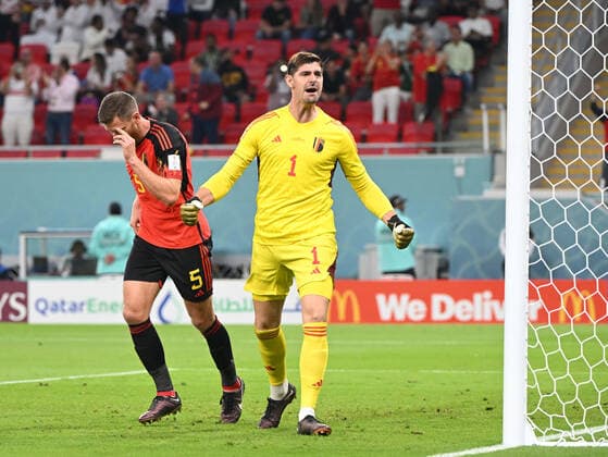 Fussball, Herren, Saison 2022 23, WM in Katar, Gruppe F (1. Spieltag), Belgien - Kanada im Ahmed bin Ali Stadium in Ar-Rayyan, v. l. Jan Vertonghen (Belgien), Torhüter Thibaut Courtois (Belgien), Jubel nach gehaltenem Elfmeter, 23.11. 2022, Copyright: xMatthiasxKochx