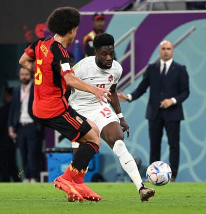 Fussball, Herren, Saison 2022 23, WM in Katar, Gruppe F (1. Spieltag), Belgien - Kanada im Ahmed bin Ali Stadium in Ar-Rayyan, v. l. Axel Witsel (Belgien), Alphonso Davies (Kanada), 23.11. 2022, Copyright: xMatthiasxKochx