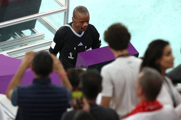 Belgium v Canada : FIFA World Cup, WM, Weltmeisterschaft, Fussball 23 November 2022, Doha, Qatar - FIFA World Cup - Group F - Belgium v Canada - referee Janny Sikazwe checks the VAR monitor before awarding a penalty to Canada - Photo: Charlotte Wilson Offside. Doha Qatar Copyright: xCharlottexWilsonx xOffsidexOffside