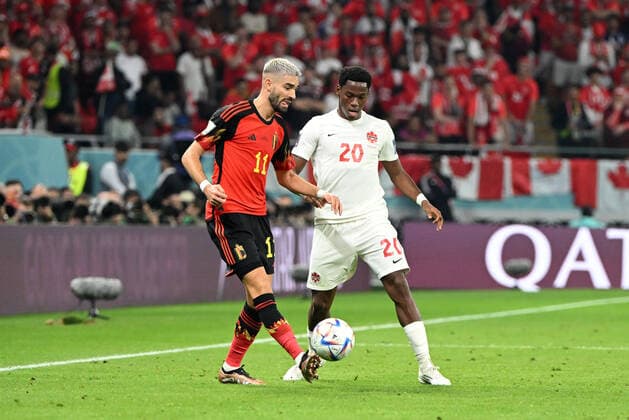 Fussball, Herren, Saison 2022 23, WM in Katar, Gruppe F (1. Spieltag), Belgien - Kanada im Ahmed bin Ali Stadium in Ar-Rayyan, v. l. Yannick Carrasco (Belgien), Jonathan David (Kanada), 23.11. 2022, Copyright: xMatthiasxKochx