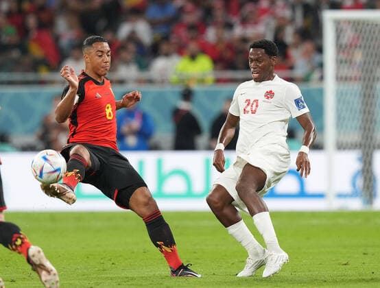QAT, WM FIFA 2022, Group F, Belgien vs Kanada 23.11.2022, Khalifa International Stadium, Doha, QAT, WM FIFA 2022, Group F, Belgien vs Kanada, im Bild Belgium s midfielder Youri Tielemans , Canada s forward Jonathan David .