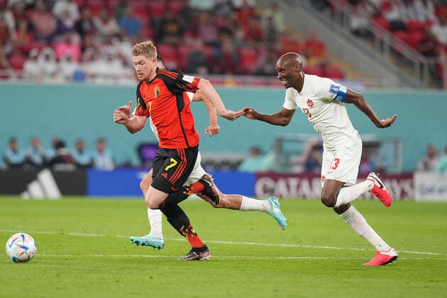 QAT, WM FIFA 2022, Group F, Belgien vs Kanada 23.11.2022, Khalifa International Stadium, Doha, QAT, WM FIFA 2022, Group F, Belgien vs Kanada, im Bild Belgium s midfielder Kevin De Bruyne , Canada s midfielder Atiba Hutchinson .