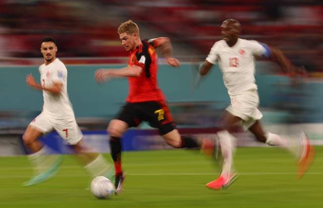 Sport Bilder des Tages Al Rayyan, Qatar, 23rd November 2022. Slow shutter speed image of Kevin De Bruyne of Belgium during the FIFA World Cup, WM, Weltmeisterschaft, Fussball 2022 match at Ahmad bin Ali Stadium, Al Rayyan. Picture credit should read: David Klein Sportimage EDITORIAL USE ONLY. No use with unauthorised audio, video, data, fixture lists, club league logos or live services. Online in-match use limited to 120 images, no video emulation. No use in betting, games or single club league player publications. SPI-2059-0042