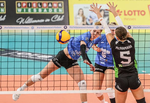 Bilder des Jahres, Sport 11 November Sport Themen der Woche KW47 Sport Bilder des Tages Volleyball - 1. BL Frauen - VC Wiesbaden - NAWARO Straubing - 23.11.22, Kein Kraut gewachsen, wenn Lena Große Scharmann (VCW) geflogen kommt, hier Shealyn McNamara (Straubing), - *** Volleyball 1 BL Womens VC Wiesbaden NAWARO Straubing 23 11 22, No match for Lena Große Scharmann VCW comes flying, here Shealyn McNamara Straubing ,