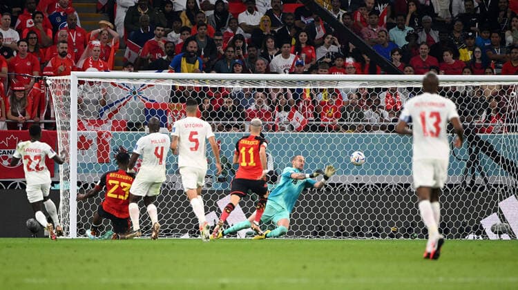 FIFA WM 2022, alle Tore Fussball, Herren, Saison 2022 23, WM in Katar, Gruppe F (1. Spieltag), Belgien - Kanada im Ahmed bin Ali Stadium in Ar-Rayyan, v. l. Michy Batshuayi (Belgien) erzielt das Tor zum 1:0 gegen Richie Laryea (Kanada), Kamal Miller (Kanada), Steven Vitoria (Kanada) und Torhüter Milan Borjan (Kanada), 23.11. 2022, Copyright: xMatthiasxKochx
