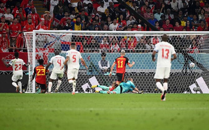 Fussball, Herren, Saison 2022 23, WM in Katar, Gruppe F (1. Spieltag), Belgien - Kanada im Ahmed bin Ali Stadium in Ar-Rayyan, Michy Batshuayi (Belgien) erzielt das Tor zum 1:0 gegen Richie Laryea (Kanada), Kamal Miller (Kanada), Steven Vitoria (Kanada) und Torhüter Milan Borjan (Kanada), 23.11. 2022, Copyright: xMatthiasxKochx