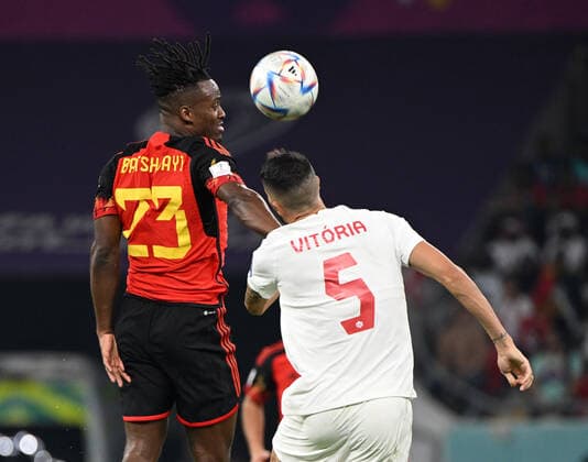 Fussball, Herren, Saison 2022 23, WM in Katar, Gruppe F (1. Spieltag), Belgien - Kanada im Ahmed bin Ali Stadium in Ar-Rayyan, v. l. Michy Batshuayi (Belgien), Steven Vitoria (Kanada), 23.11. 2022, Copyright: xMatthiasxKochx
