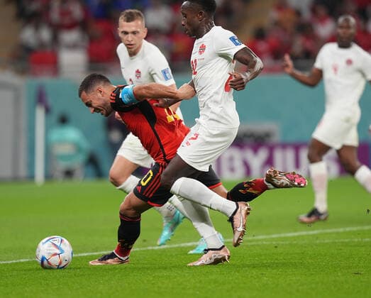 QAT, WM FIFA 2022, Group F, Belgien vs Kanada 23.11.2022, Khalifa International Stadium, Doha, QAT, WM FIFA 2022, Group F, Belgien vs Kanada, im Bild Canada s defender Alistair Johnston , Belgium s forward Eden Hazard , Canada s defender Richie Laryea .