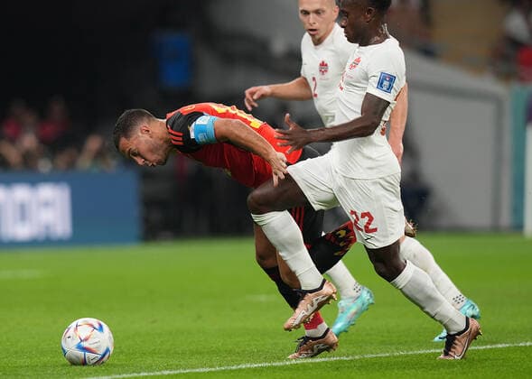 QAT, WM FIFA 2022, Group F, Belgien vs Kanada 23.11.2022, Khalifa International Stadium, Doha, QAT, WM FIFA 2022, Group F, Belgien vs Kanada, im Bild Canada s defender Alistair Johnston , Belgium s forward Eden Hazard , Canada s defender Richie Laryea .