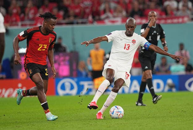 QAT, WM FIFA 2022, Group F, Belgien vs Kanada 23.11.2022, Khalifa International Stadium, Doha, QAT, WM FIFA 2022, Group F, Belgien vs Kanada, im Bild Belgium s forward Michy Batshuayi , Canada s defender Kamal Miller .
