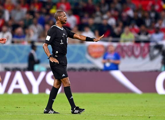 FUSSBALL WM 2022 VORRUNDE GRUPPE F Belgien - Canada 23.11.2022 Schiedsrichter Janny Sikazwe