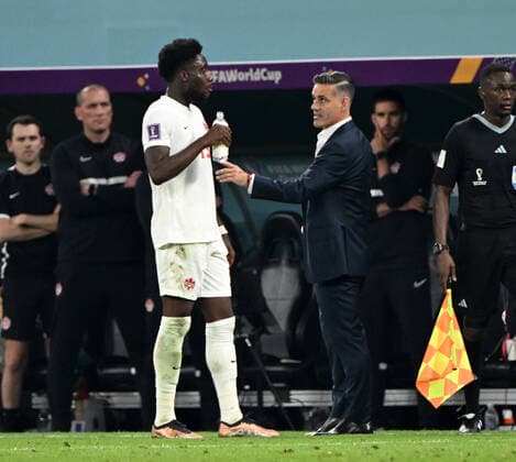 Fussball, Herren, Saison 2022 23, WM in Katar, Gruppe F (1. Spieltag), Belgien - Kanada im Ahmed bin Ali Stadium in Ar-Rayyan, v. l. Alphonso Davies (Kanada), Trainer John Herdman (Kanada), 23.11. 2022, Copyright: xMatthiasxKochx