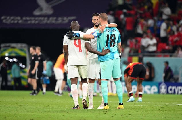 Fussball, Herren, Saison 2022 23, WM in Katar, Gruppe F (1. Spieltag), Belgien - Kanada im Ahmed bin Ali Stadium in Ar-Rayyan, v. l. Kamal Miller (Kanada), Steven Vitoria (Kanada), Torhüter Milan Borjan (Kanada), Enttäuschung nach Abpfiff, 23.11. 2022, Copyright: xMatthiasxKochx