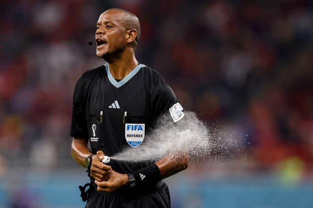 Sport Bilder des Tages belgium vs canada AL-RAYYAN, AR - 23.11.2022: BELGIUM VS CANADA - Referee Janny Sikazwe during the match between Belgium and Canada, valid for the first round of the group stage of the World Cup, held at the Ahmed bin Ali Stadium in Al-Rayyan, Qatar. (Photo: Marcelo Machado de Melo Fotoarena) x2298055x  MarceloxMachadoxdexMelo