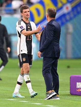 FUSSBALL WM 2022 VORRUNDE GRUPPE C Deutschland - Japan 23.11.2022 Thomas Mueller (li) und Bundestrainer Hansi Flick (re, beide Deutschland)