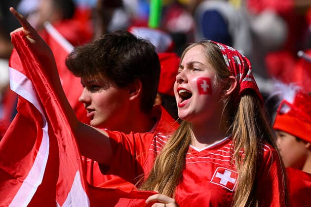 FUSSBALL WM 2022 VORRUNDE GRUPPE G Schweiz - Kamerun 24.11.2022 Schweizer Fans vor dem Spiel. *** FOOTBALL WORLD CUP 2022 PRE-ROUND GROUP G Switzerland Cameroon 24 11 2022 Swiss fans before the match