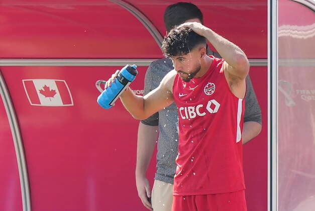 November 24, 2022, DOHA, QATAR: Canada midfielder Jonathan Osorio wets his hair in the heat during practice at the World Cup in Doha, Qatar during on Thursday, November 24, 2022. Canada News - November 24, 2022  - ZUMAc35_ 20221124_zaf_c35_011 Copyright: xNathanxDenettex