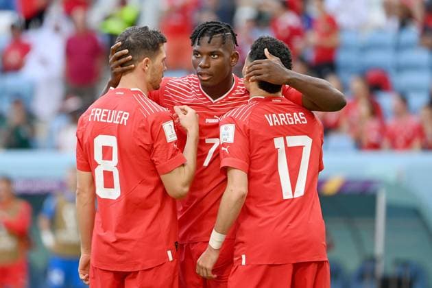 Torjubel Breel EMBOLO (SUI,Mitte) nach Tor zum 1-0 mit VARGAS Ruben (SUI) und Remo FREULER (SUI), Jubel,Freude,Begeisterung, Aktion. Schweiz (SUI) - Kamerun (CMR) 1-0 Gruppenphase Gruppe G am 24.11.2022, Al Janoub Stadium. Fussball Weltmeisterschaft 2022 in Katar vom 20.11. - 18.12.2022