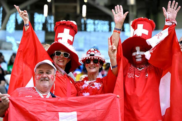 FANS Team Schweiz FIFA World Cup, WM, Weltmeisterschaft, Fussball 2022 in Qatar Vorrundenspiel Gruppe G Schweiz - Kamerun am 24.11.2022 im Al Janoub Stadion DFL REGULATIONS PROHIBIT ANY USE OF PHOTOGRAPHS as IMAGE SEQUENCES and or QUASI-VIDEO *** FANS Team Switzerland FIFA World Cup 2022 in Qatar Preliminary Round Match Group G Switzerland Cameroon on 24 11 2022 at Al Janoub Stadium DFL REGULATIONS PROHIBIT ANY USE OF PHOTOGRAPHS as IMAGE SEQUENCES and or QUASI VIDEO Copyright: xLacixPerenyix