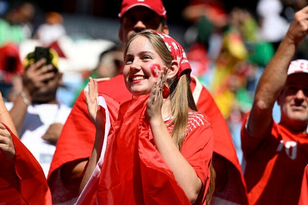 FANS Team Schweiz FIFA World Cup, WM, Weltmeisterschaft, Fussball 2022 in Qatar Vorrundenspiel Gruppe G Schweiz - Kamerun am 24.11.2022 im Al Janoub Stadion DFL REGULATIONS PROHIBIT ANY USE OF PHOTOGRAPHS as IMAGE SEQUENCES and or QUASI-VIDEO *** FANS Team Switzerland FIFA World Cup 2022 in Qatar Preliminary Round Match Group G Switzerland Cameroon on 24 11 2022 at Al Janoub Stadium DFL REGULATIONS PROHIBIT ANY USE OF PHOTOGRAPHS as IMAGE SEQUENCES and or QUASI VIDEO Copyright: xLacixPerenyix