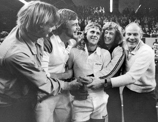 Stockholm 1975-12-21 Tennisspelarna Birger Andersson, Ove Bengtson, Björn Borg, Rolf Norberg och kaptenen Lennart Bergelin firar segern i Davis Cup mot Tjeckoslovakien i Kungliga Tennishallen i Stockholm. Stockholm Sverige x12014x