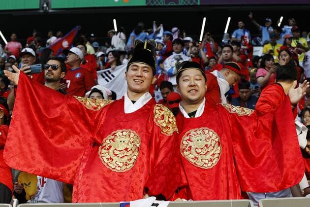 DOHA - Supporters of South Korea during the FIFA World Cup, WM, Weltmeisterschaft, Fussball Qatar 2022 group H match between Uruguay and South Korea at Education City Stadium on November 24, 2022 in Doha, Qatar. AP Dutch Height MAURICE OF STONE FIFA World Cup Qatar 2022 2022 xVIxANPxSportx xMauricexvanxSteenxWKxIVx *** DOHA Supporters of South Korea during the FIFA World Cup Qatar 2022 group H match between Uruguay and South Korea at Education City Stadium on November 24, 2022 in Doha, Qatar AP Dutch Height MAURICE OF STONE FIFA World Cup Qatar 2022 2022 xVIxANPxSportx xMauricexvanxSteenxWKxIVx 458281079 originalFilename: 458281079.jpg