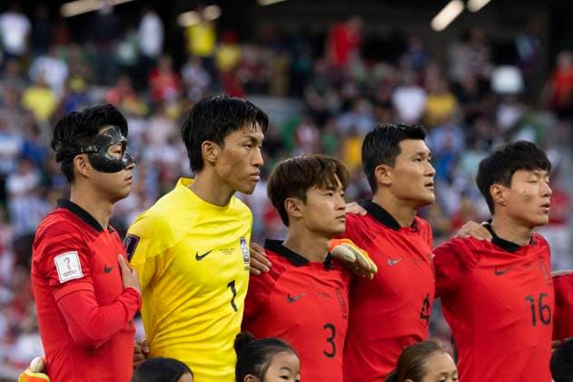 AL RAYYAN, QATAR - NOVEMBER 24: (LTR) Son Heung-Min, Kim Seung-Gyu, Kim Jin-Su, Kim Min-Jae and Hwang Ui-Jo of South Korea stand for the national anthem before the FIFA World Cup, WM, Weltmeisterschaft, Fussball Qatar 2022 Group H match between Uruguay and Korea Republic at Education City Stadium on November 24, 2022 in Al Rayyan, Qatar. (Photo by Sebastian Frej) WCS  Copyright: xSebastianxFrej