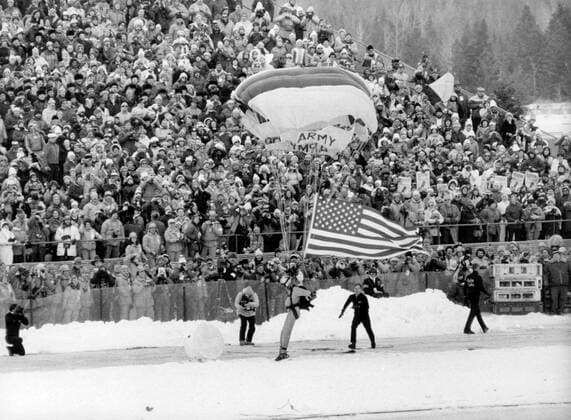 Lake Placid 1980-02-13 Fallskärmshoppare landar med den amerikanska flaggan under invigningen av de olympiska vinterspelen i Lake Placid, USA Lake Placid Usa x12014x *** Lake Placid 1980 02 13 Parachutists land with the American flag during the opening ceremony of the Olympic Winter Games in Lake Placid, USA Lake Placid Usa x12014x  Copyright: xIngvarxKarmhed SvD TTx OS LAKE PLACID 1980 INVIGNINGEN