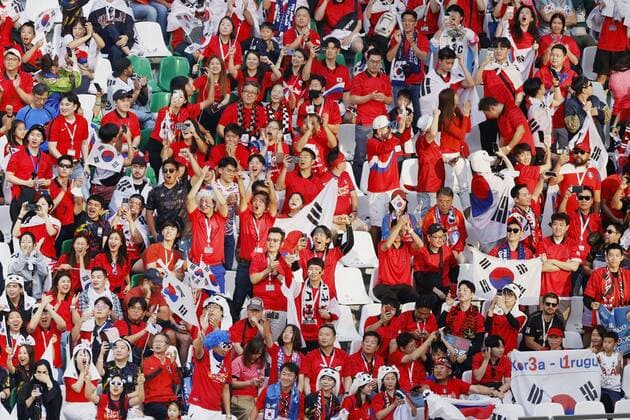 Football World Cup in Qatar South Korea supporters cheer ahead of a World Cup Group H football match against Uruguay at Education City Stadium in Al Rayyan, Qatar, on Nov. 24, 2022.  A14AA0001361572P 