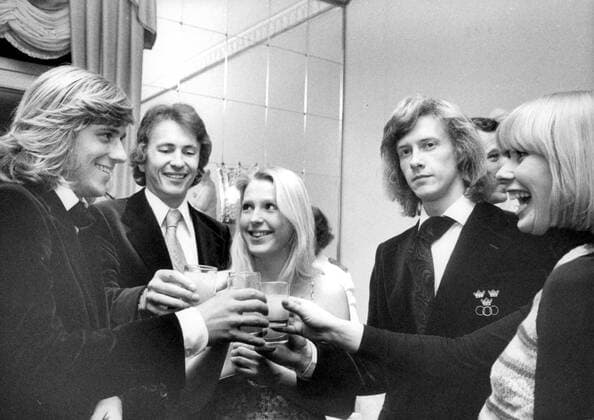 Stockholm 1975-12-21 Tennisspelarna Björn Borg (tv) och Rolf Norberg (th) plus andra, inte identifierade, personer skalar under en fest efter Davis Cup-segern över Tjeckoslovakien. Stockholm Sverige x12014x