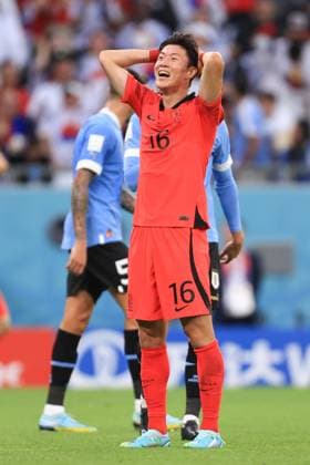Football - FIFA World Cup, WM, Weltmeisterschaft, Fussball - Group H - Uruguay v Korea Republic 24th November 2022 - FIFA World Cup - Group H - Uruguay v Korea Republic - Hwang Ui-Jo of South Korea reacts after missing a chance - Photo: Simon Stacpoole Offside. Doha Qatar Copyright: xSimonxStacpoolexOffside