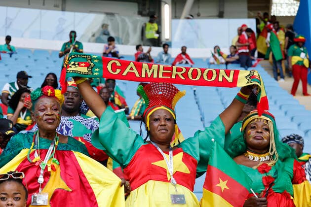 Coupe du Monde de football au Qatar. Suisse - Cameroun (1-0). November 24 2022 - Doha, Qatar : Soccer World Cup Qatar 2022 Group Stage Group G match Switzerland vs Cameroon. Switzerland won 1-0. Cameroon fans seen here. (Photo Henri Szwarc Starface) 286314 2022-11-24 Doha Qatar  Copyright: xHenrixSwzarcx xStarfacex 0194974167st