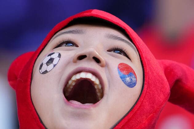 Sport Bilder des Tages (221124) -- AL RAYYAN, Nov. 24, 2022 -- A fan reacts before the Group H match between Uruguay and South Korea at the 2022 FIFA World Cup, WM, Weltmeisterschaft, Fussball at Education City Stadium in Al Rayyan, Qatar, Nov. 24, 2022. ) (SP)QATAR-AL RAYYAN-2022 WORLD CUP-GROUP H-URU VS KOR ZhengxHuansong 