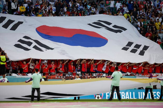 South Korean fans hold the flag as they attend today, in a group stage match of the Qatar 2022 Soccer World Cup between Uruguay and South Korea at the City of Education stadium in Rayan, Qatar 24 November 2022. Soccer World Cup: Uruguay - South Korea !ACHTUNG: NUR REDAKTIONELLE NUTZUNG!  Copyright: xAlbertoxEstevezx GR4073 0194974312st