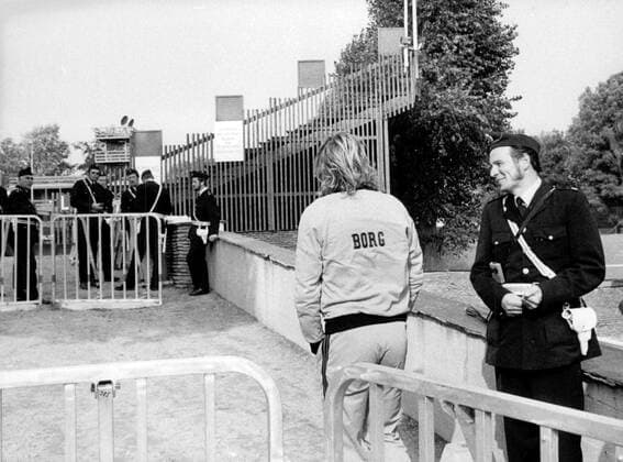 Bastad 1975-09-17 Tennisspelaren Björn Borg gar igenom poliskontrollen inför match mot Chile i Davis Cup Bastad Sverige x12014x