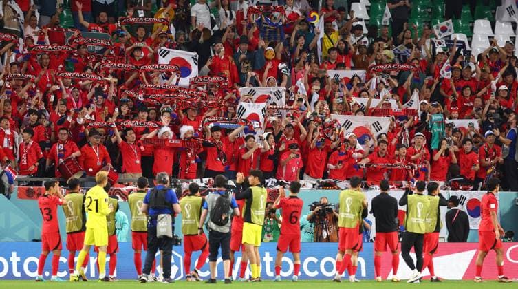 Ar Rayyan, Qatar, 24th November 2022. The Korean fans cheers their team during the FIFA World Cup, WM, Weltmeisterschaft, Fussball 2022 match at Education City Stadium, Ar Rayyan. Picture credit should read: David Klein Sportimage EDITORIAL USE ONLY. No use with unauthorised audio, video, data, fixture lists, club league logos or live services. Online in-match use limited to 120 images, no video emulation. No use in betting, games or single club league player publications. SPI-2062-0114