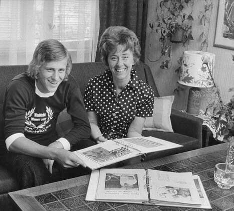 SÖDERTALJE 1973-05-08 Tennispelaren Björn Borg tittar i klippböcker med mamma Margareta hemma i Södertälje. Södertälje Sverige x50x