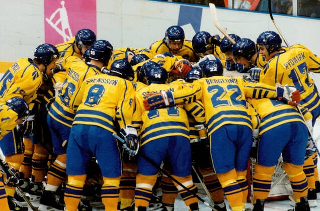 Lillehammer 1994-02-27 OS i Lillehammer, ishockeyfinal mellan Sverige och Kanada. Det svenska laget laddar upp inför sista perioden av den spännande matchen mellan Sverige och Kanada. Lillehammer Norge x30092x *** Lillehammer 1994 02 27 Lillehammer Olympics, ice hockey final between Sweden and Canada The Swedish team gears up for the final period of the exciting game between Sweden and Canada Lillehammer Norway x30092x  Copyright: xBjörnxLarsson-Ask SvD TTx OS LILLEHAMMER 1994 ISHOCKEY